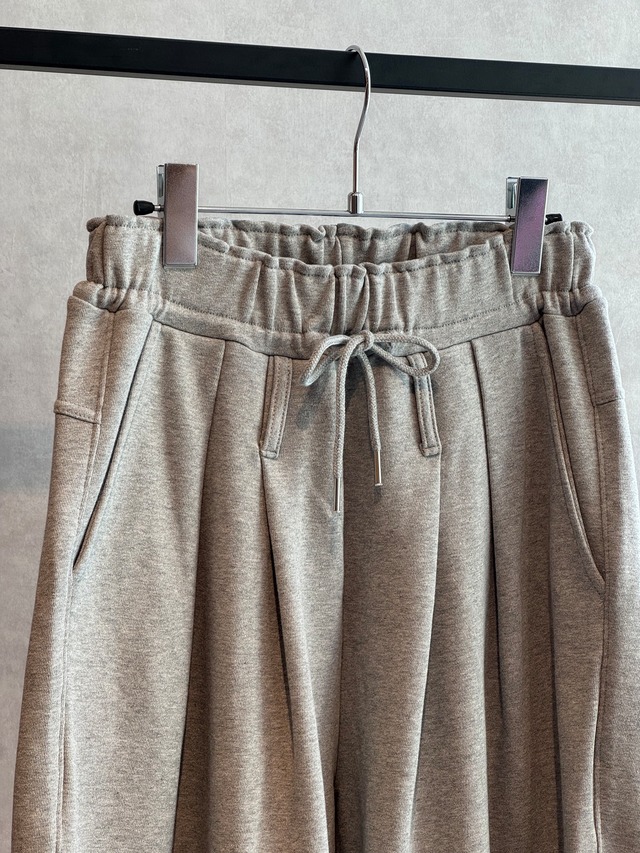 design waste tuck sweat jogger pants