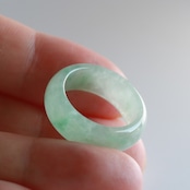 【13.5号】乳白色の海に緑がふわりっ!! 淡緑色 くり抜き甲丸リング A貨翡翠 jd_rg1608