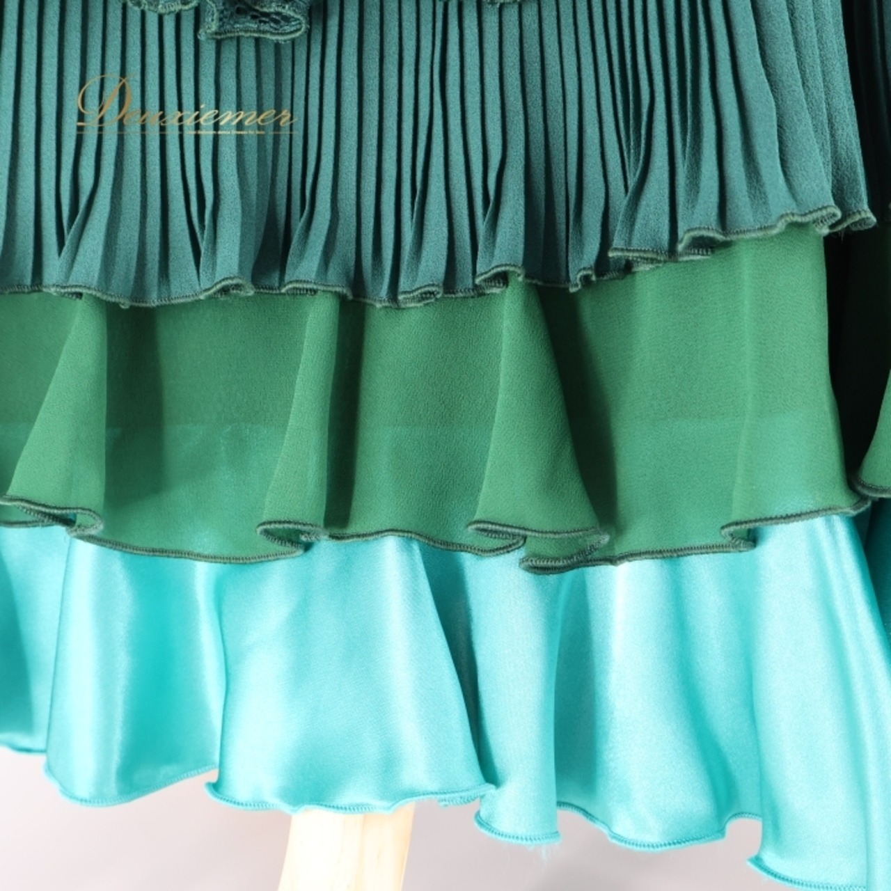 フラメンコ 衣装 ソニアジョーンズ SONIA JOHNES ツーピース セットアップ トップス ファルダ ボランテ フリル レース 光沢 豪華 華やか 高級感 レース ダンス 長袖 緑 グリーン系 高級 衣装セット 大人用 フリルデザイン おしゃれ イベント用 発表会 エレガント ダンス用品 セットアップ