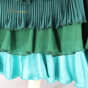 フラメンコ 衣装 ソニアジョーンズ SONIA JOHNES ツーピース セットアップ トップス ファルダ ボランテ フリル レース 光沢 豪華 華やか 高級感 レース ダンス 長袖 緑 グリーン系 高級 衣装セット 大人用 フリルデザイン おしゃれ イベント用 発表会 エレガント ダンス用品 セットアップ