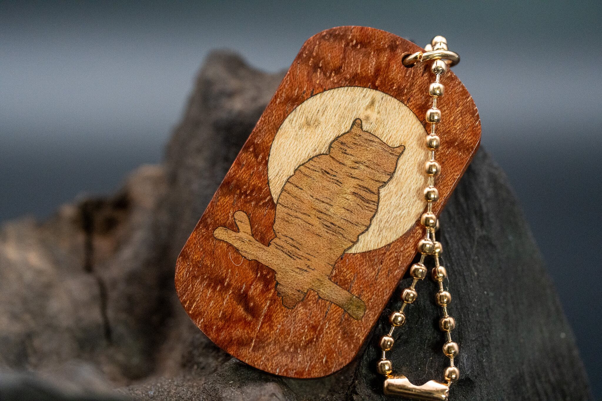 【アフリカの神宿る木】 ブビンガ ドッグタグ 象嵌 夜とミミズク