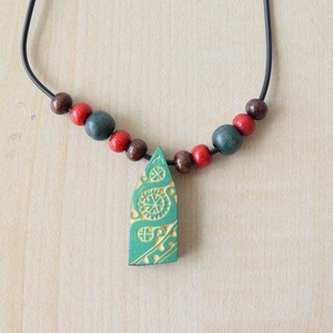 木彫りのネックレス(緑)　 Wood carving necklace(green)　【さっぽろアイヌクラフト】