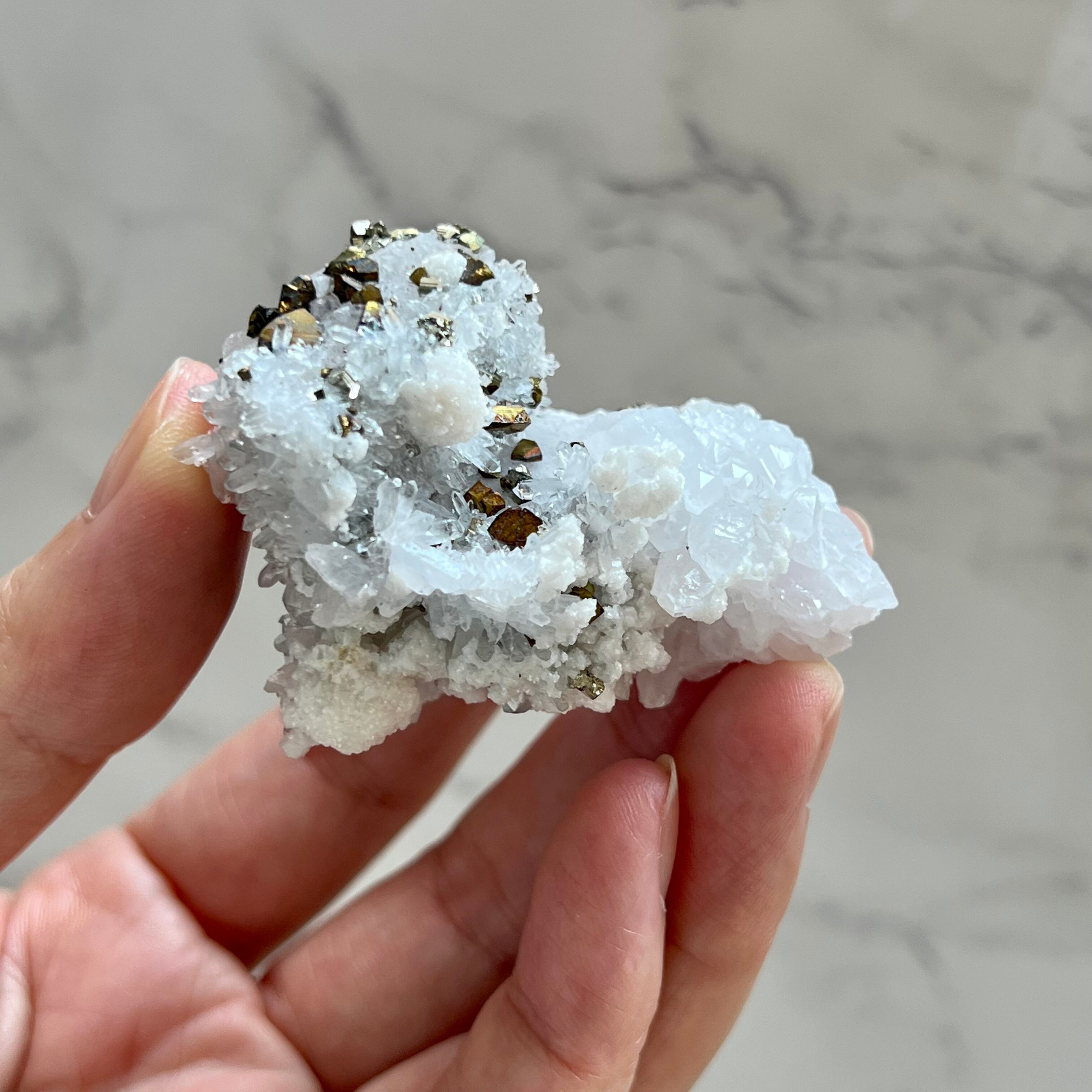 マンガノカルサイト（マンガンカルサイト）、パイライト、水晶共生の