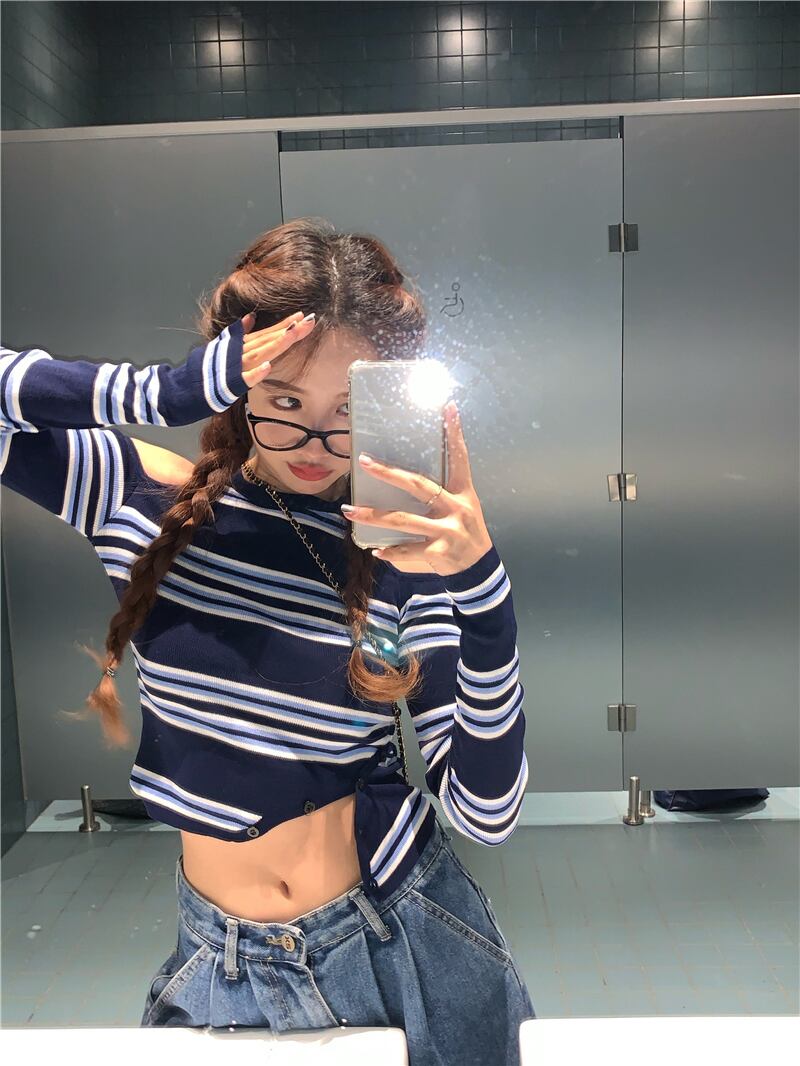 ストライプ長袖Tシャツレディース初秋ハンギングネック丁寧なマシンストラップレスボトミングシャツタイトなデザインニッチショートトップ ブラックストロベリース9282710501