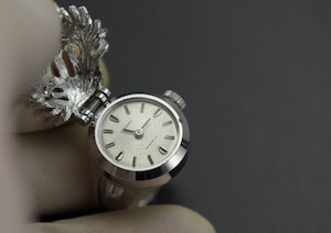 【ビンテージ時計】製造年不明1970年代と思われます。　オリエント指輪時計　日本製　サンゴをかたどったカバー付きの時計です。機械式時計