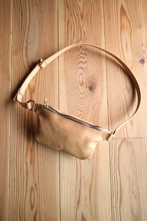 《即納》sway sling bag【horse natural】