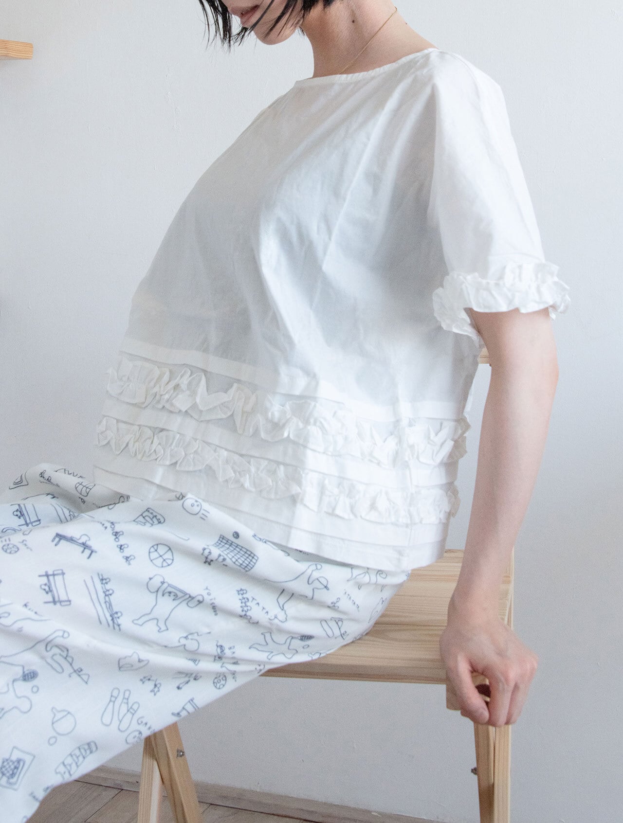 2段フリルラインブラウス（オフホワイト）