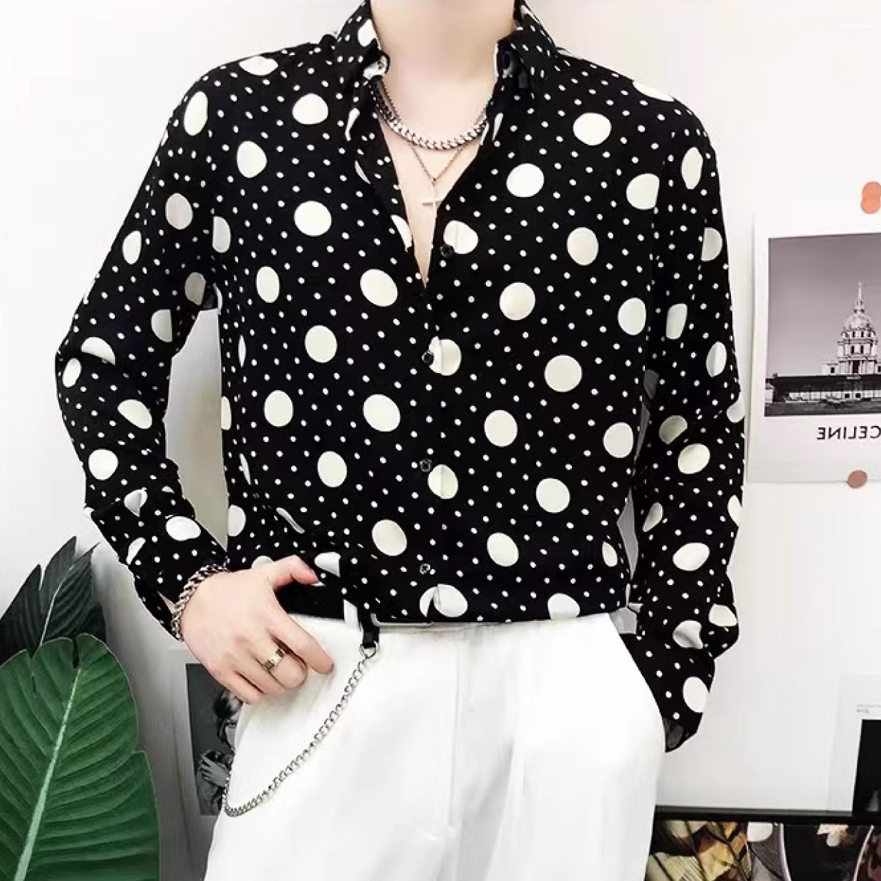 シャープなシルエットと斬新なデザイン水玉シャツ　SH017