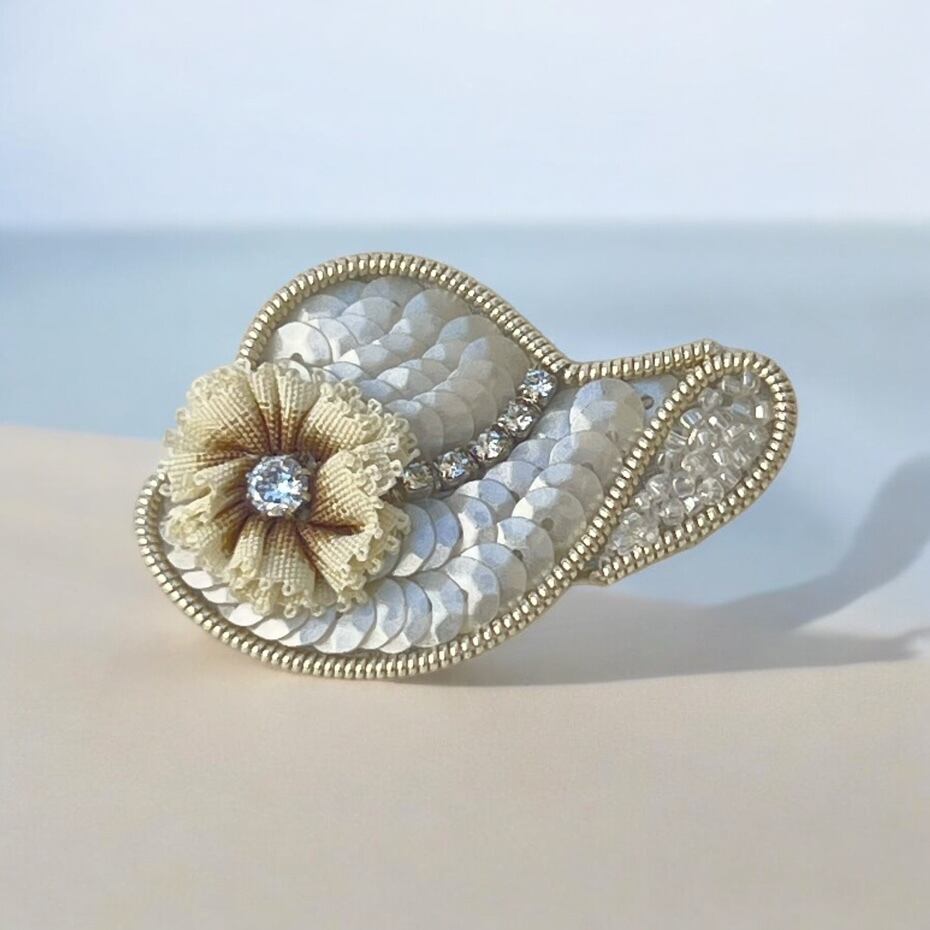 白い帽子 ブローチキット | asukabeads