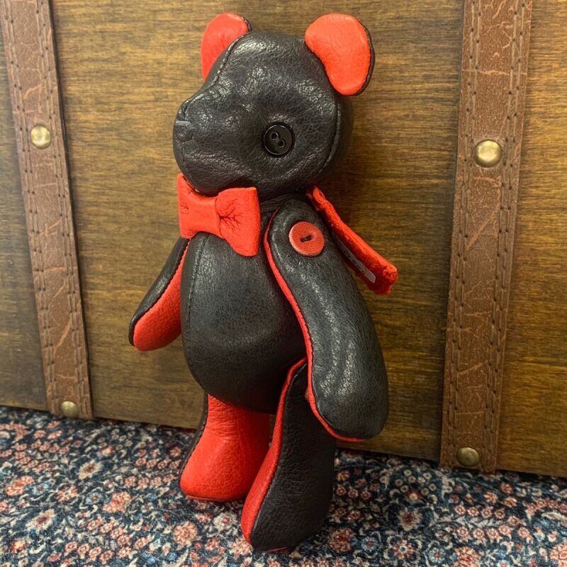 ジビエレザー鹿革ベルベア★端革を使ってアップサイクル「ベルズベア」写真の1点販売です　ブラック&レッド系