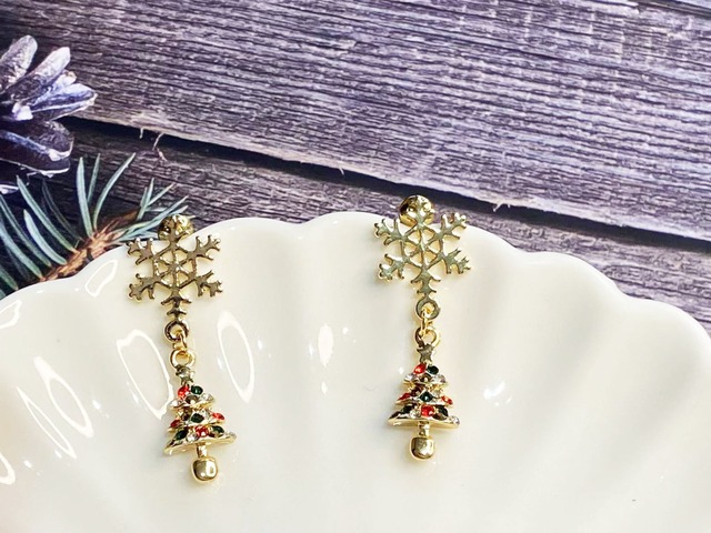 【即納】クリスマスシリーズピアス　ベル　靴下　帽子　ツリーモチーフ　雪花　ラインストーン　パール　ポンポン　アシンメトリー　