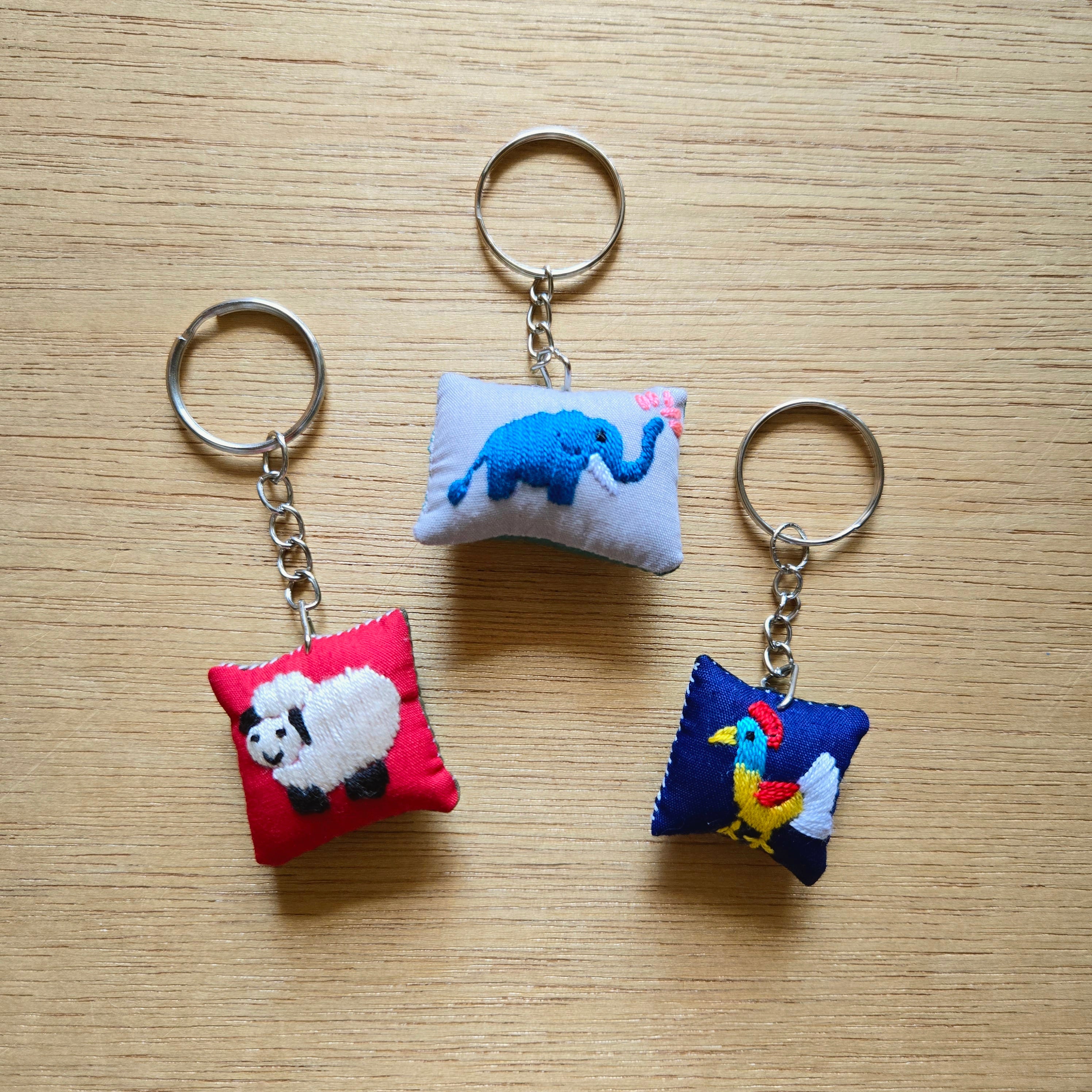 ラオス ゆる手刺繍キーホルダー | gururi