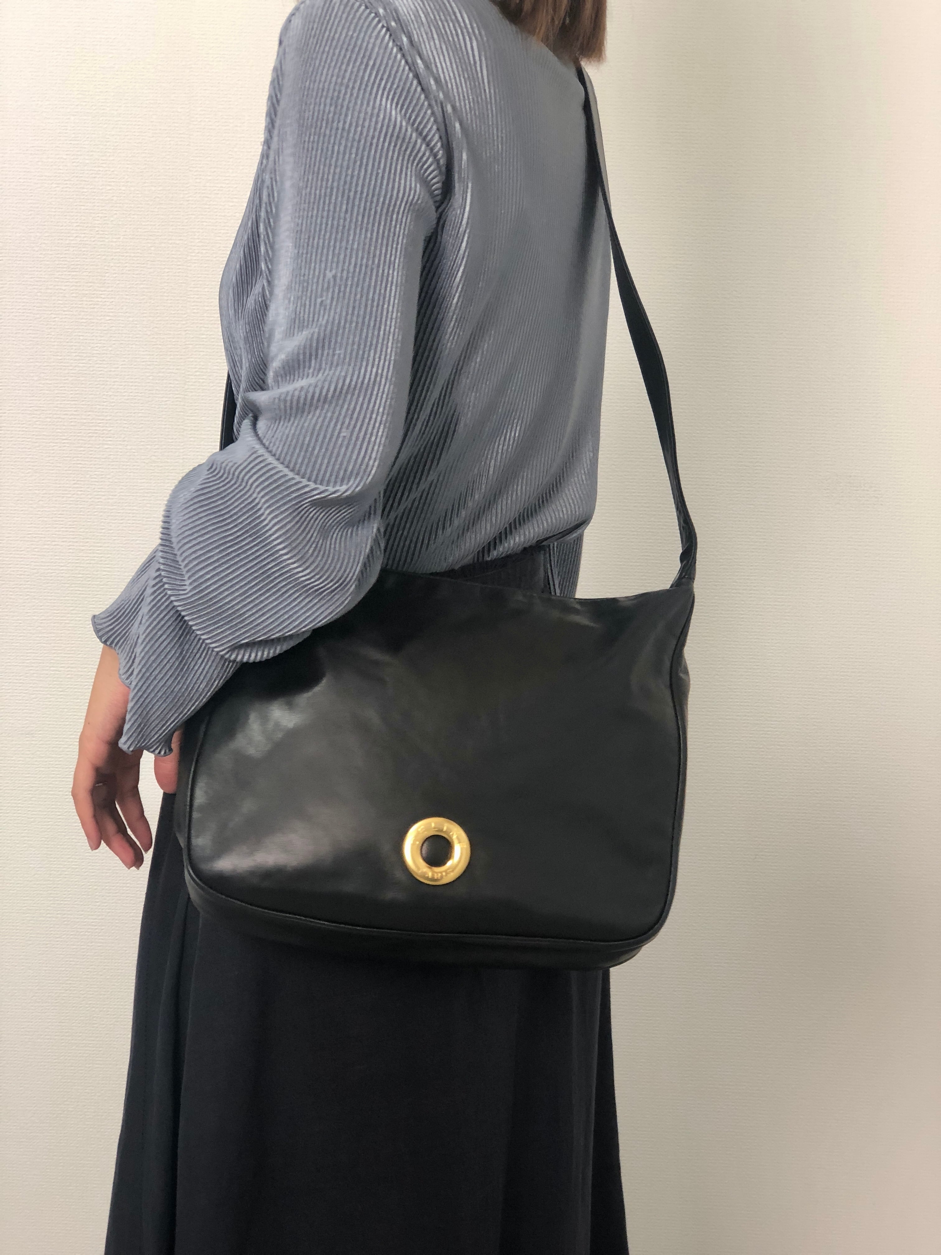 CELINE セリーヌ ショルダーバッグ ブラック ロゴサークル レザー