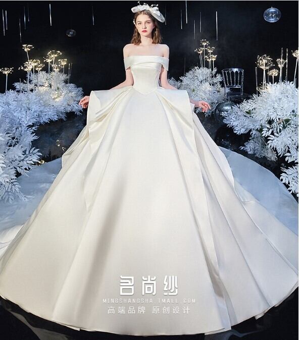 華やか ウエディングドレス 光沢サテン オフショルダー ロングトレー