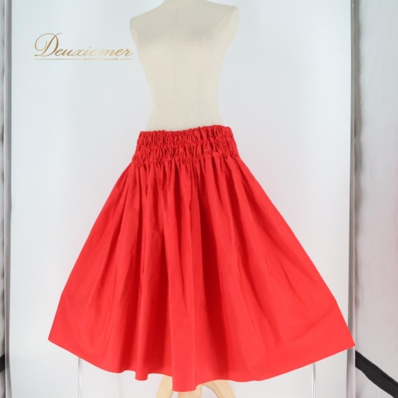フラダンス 衣装 パウスカート レッド系 ワンカラー 無地 シングル シンプル 華やか 鮮やか 明るい 情熱的 目を引く かわいい 赤 真っ赤 ハワイアン アロハ フラ ダンス レッスン 練習 可愛い おしゃれ フェスティバル エレガント 発表会