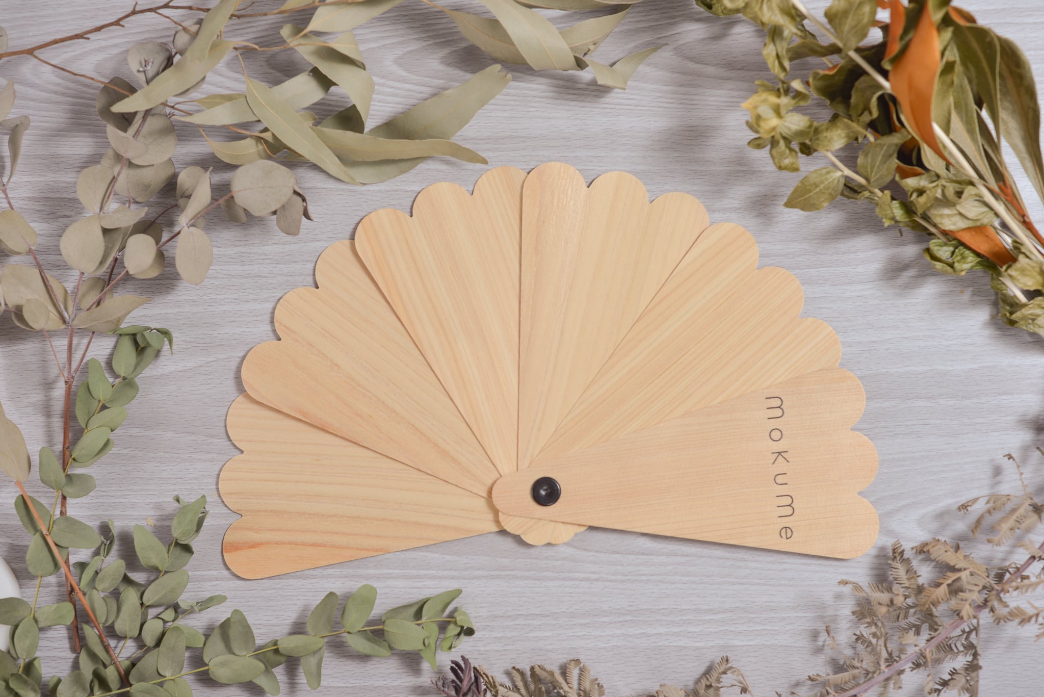 ヒノキ香る扇子 | mokume Japan - ヒノキの香水、アロマ香水通販