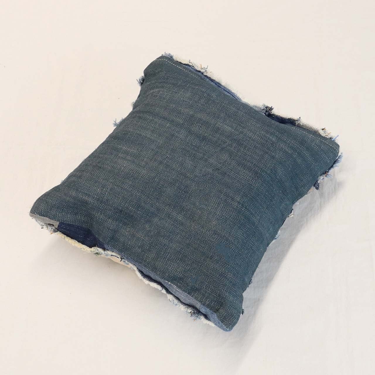 クッションカバーSサイズ リメイクデニム 1点もの | リム｜デニム