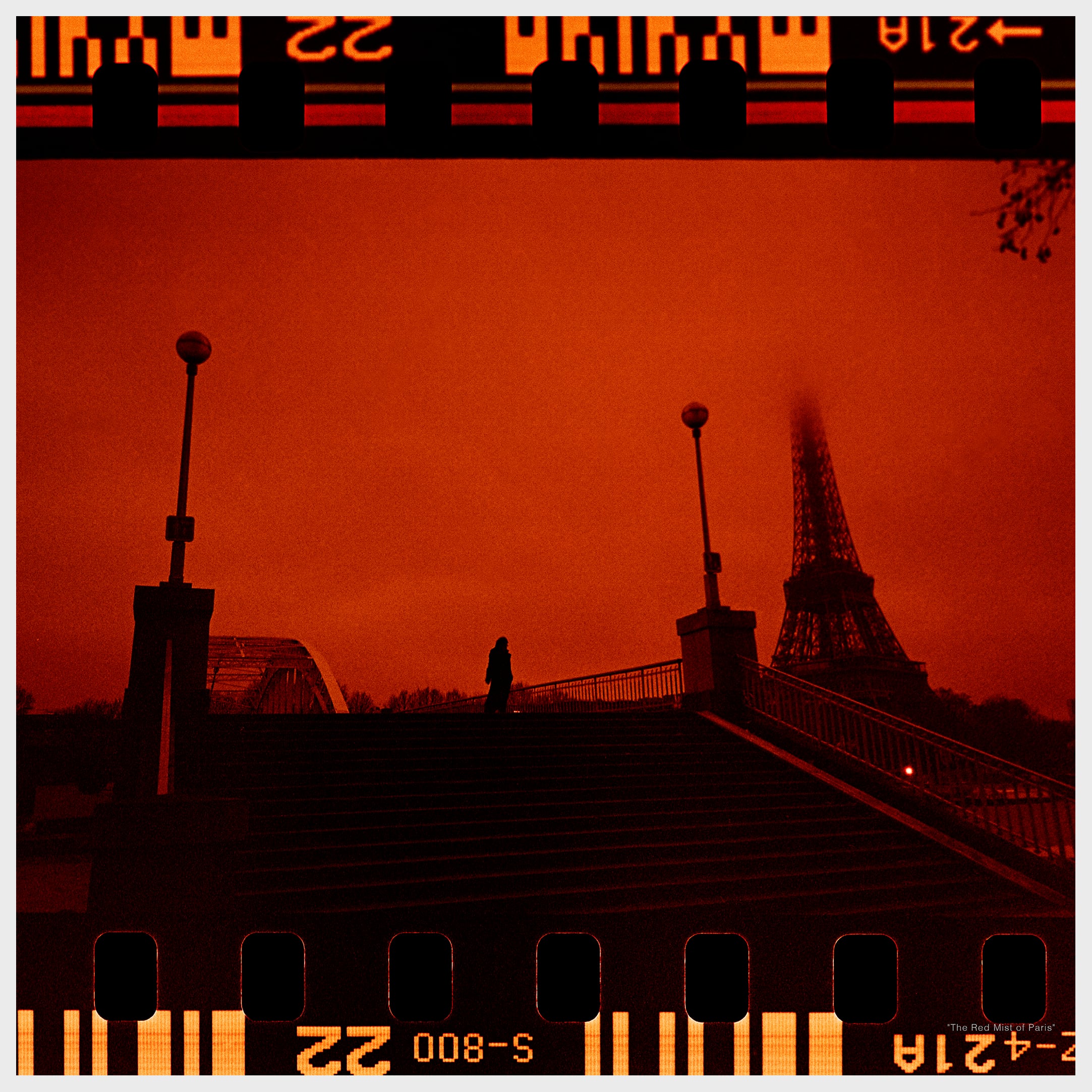 "The Red Mist of Paris" パリの赤い霧