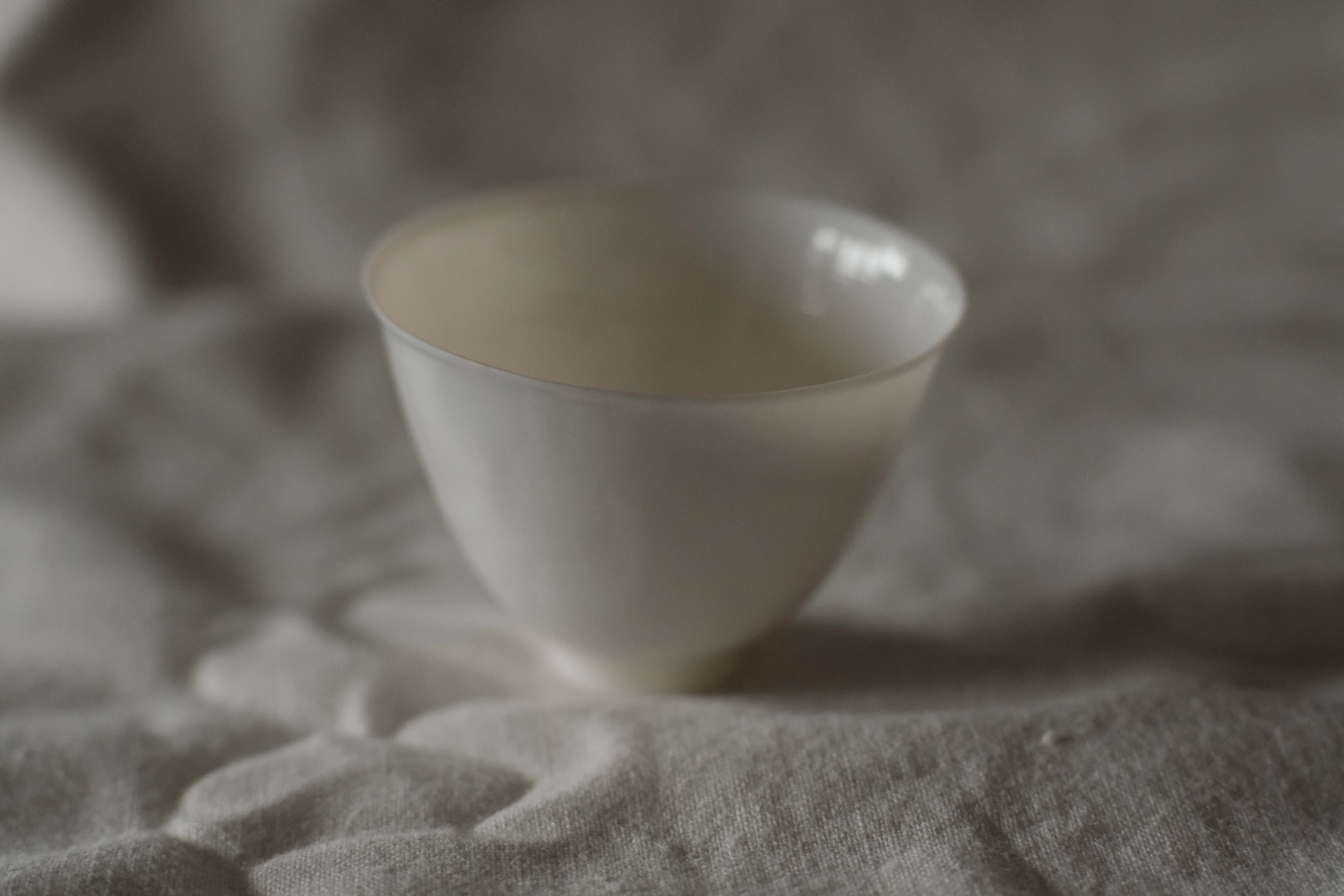 手拓薄胎白磁茶杯・鈴＜徳化産＞（型作り・手押し/約30cc） | 北白川糕糰店