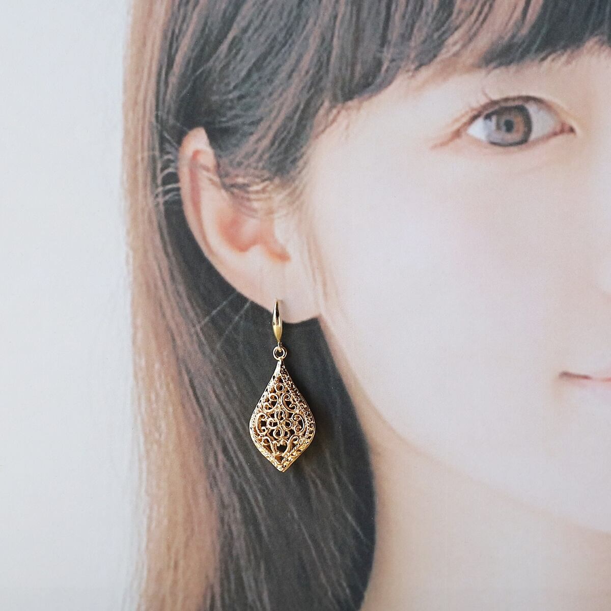 Arabesque 透かし模様の大ぶり雫ピアス｜18KGP｜ゴールド or シルバー