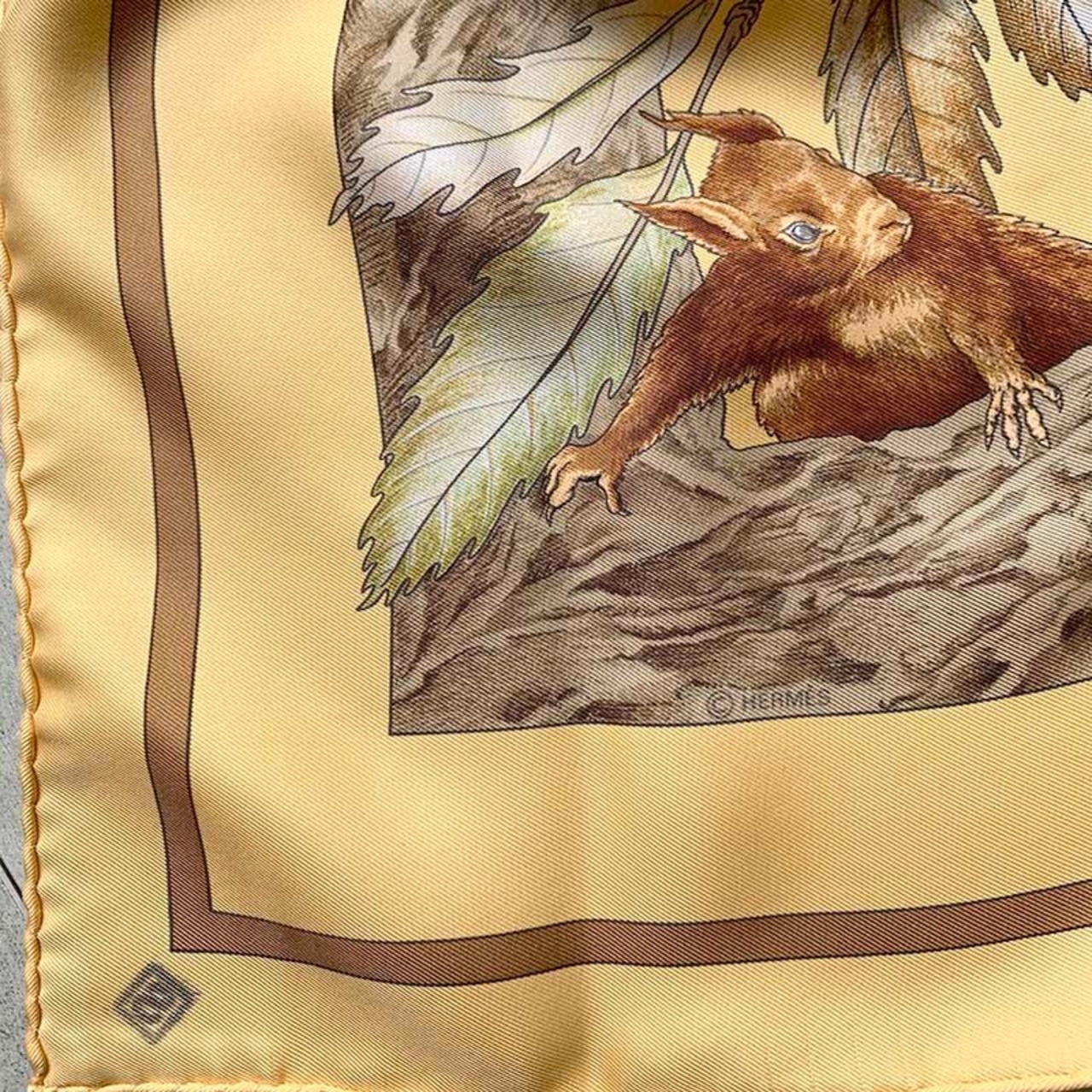 エルメス　カレ　シルクスカーフ　リス　りす　Hermès 木の実 12ACcu2