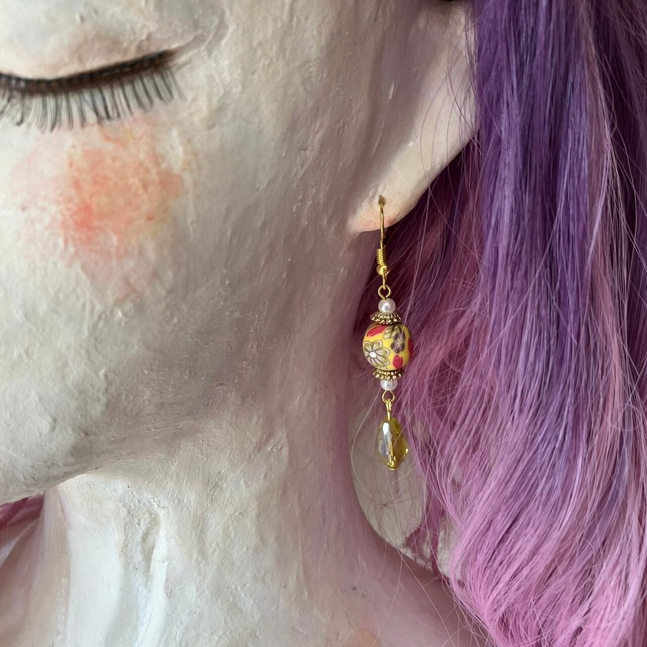 花柄×ガラスビーズの耳飾り(ピアス/イヤリング) | Agressens