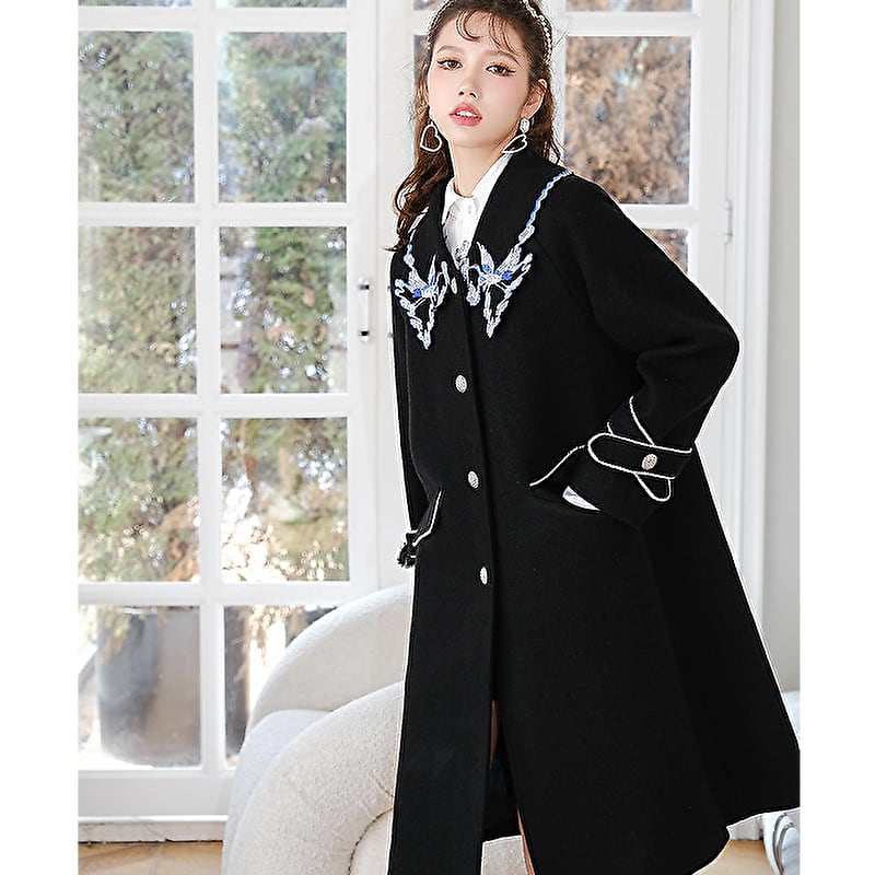 美しい刺繍を纏う上質なミディ丈コート-