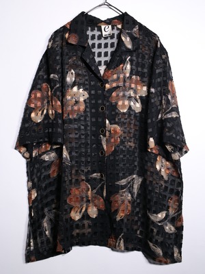 flower art graphic and many square pattern over silhouette s/s sheer shirt