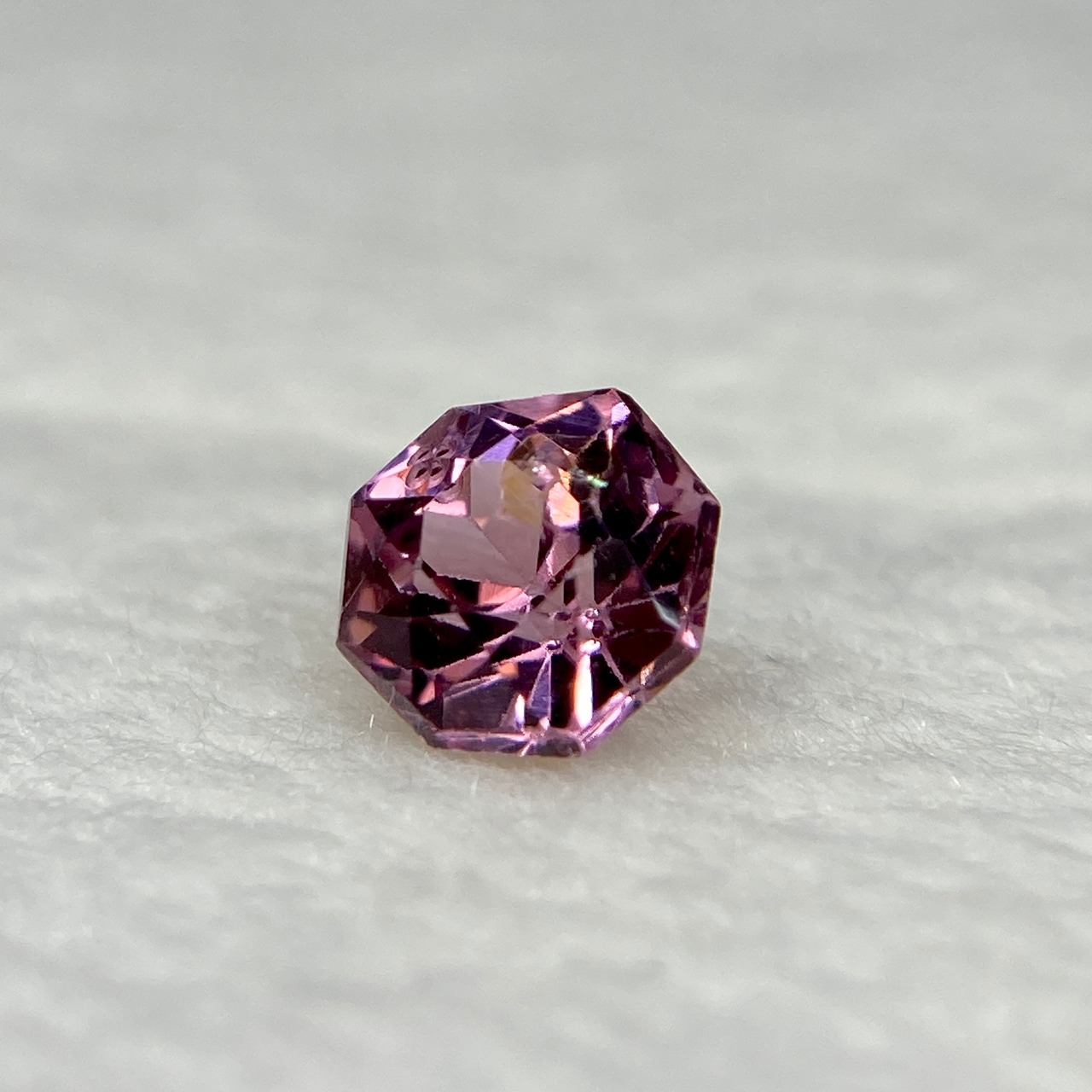 お花みたいなスピネル 訳あってお買い得 赤系 約4.8mm r-0210