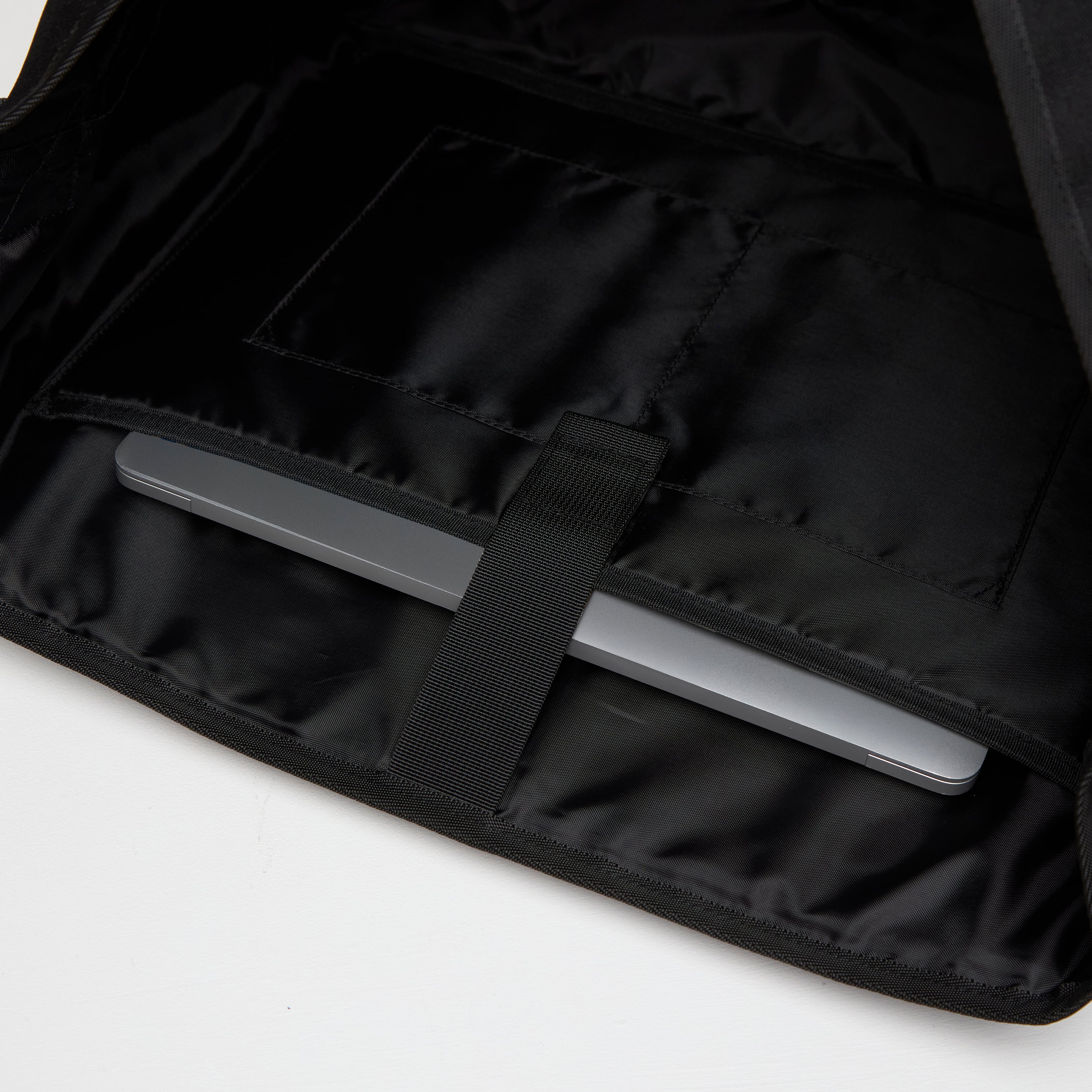 PACKING / BLACK REFLECTIVE MESSENGER BAG (パッキング