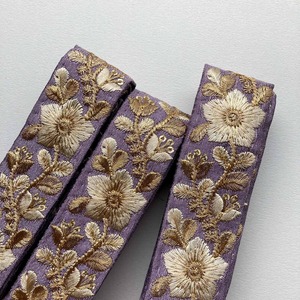 ベージュ星花のラベンダー地刺繍リボン（1mカット）