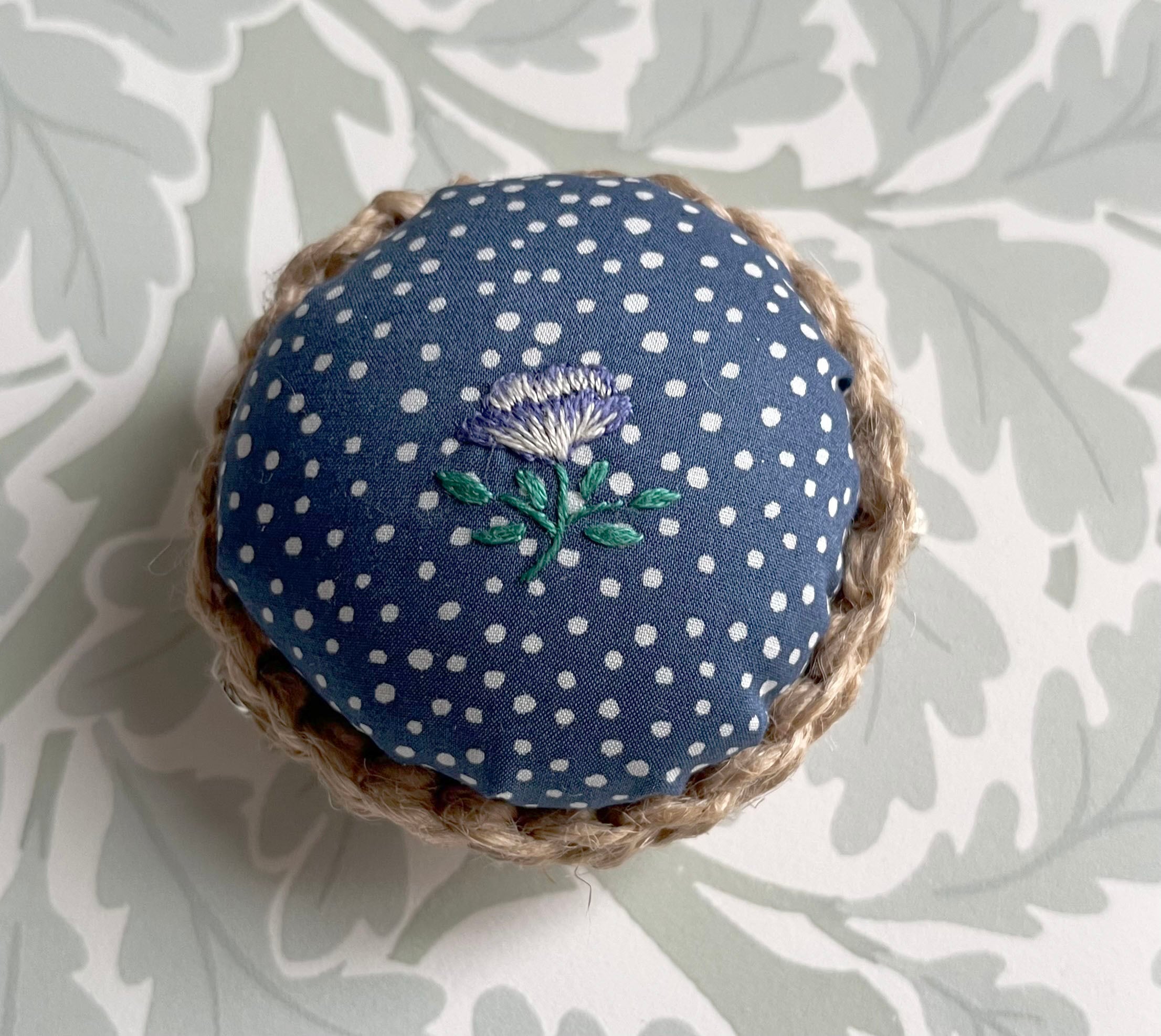 刺繍作品「ソーイングメイドさんの箱」