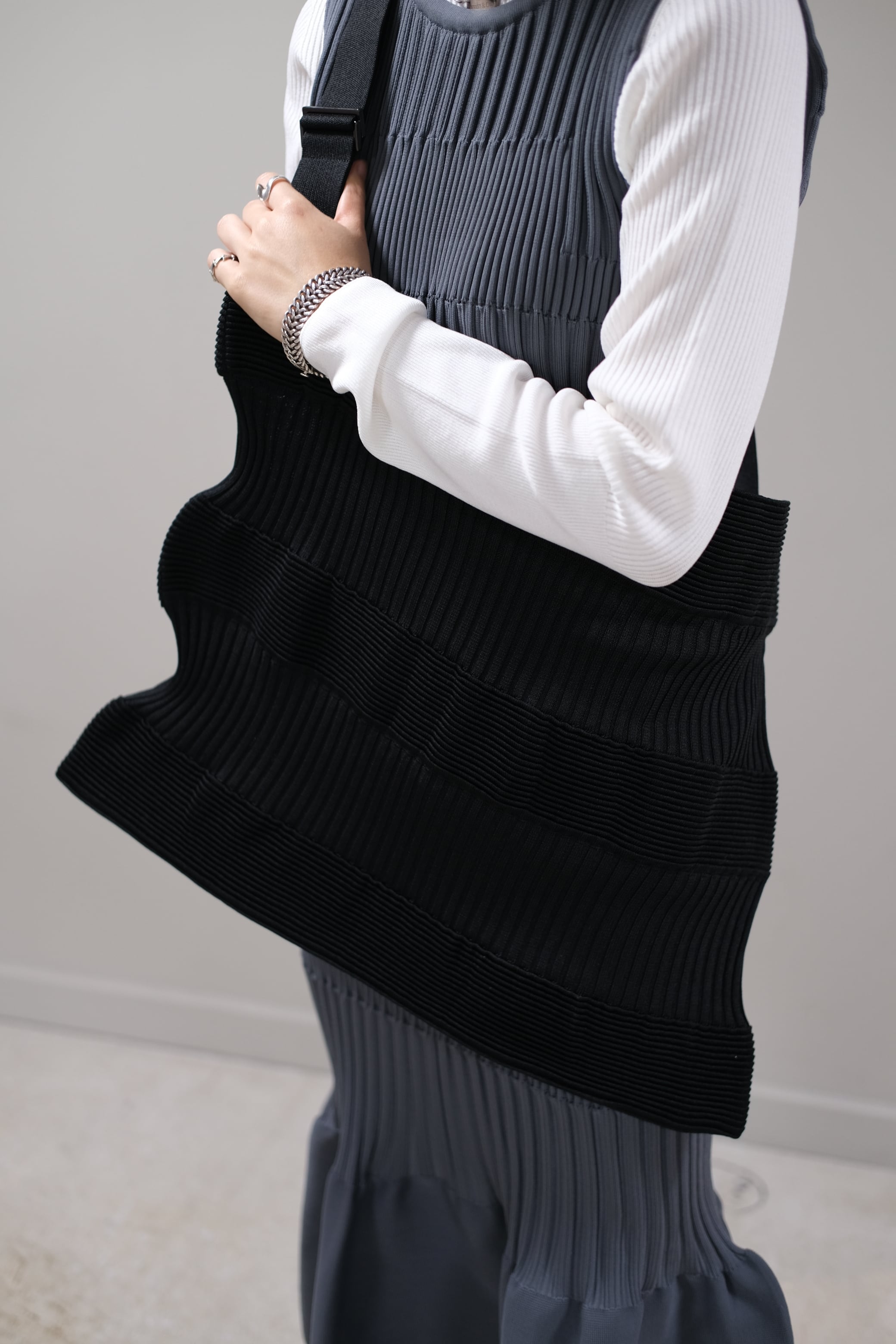 【CFCL】STRATA SHOULDER BAG - black | loop powered by BASE
