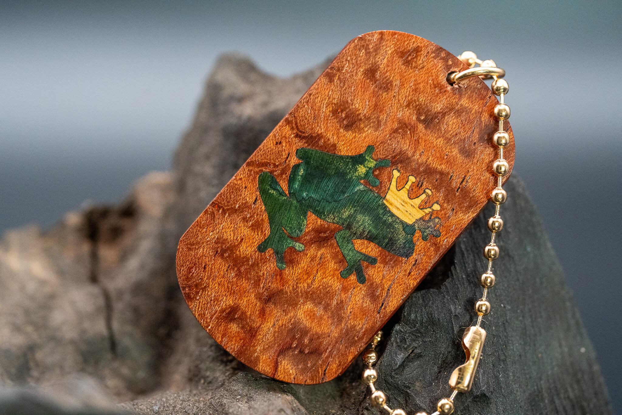 【アフリカの神宿る木】ブビンガ ドッグタグ 象嵌 カエルの王様