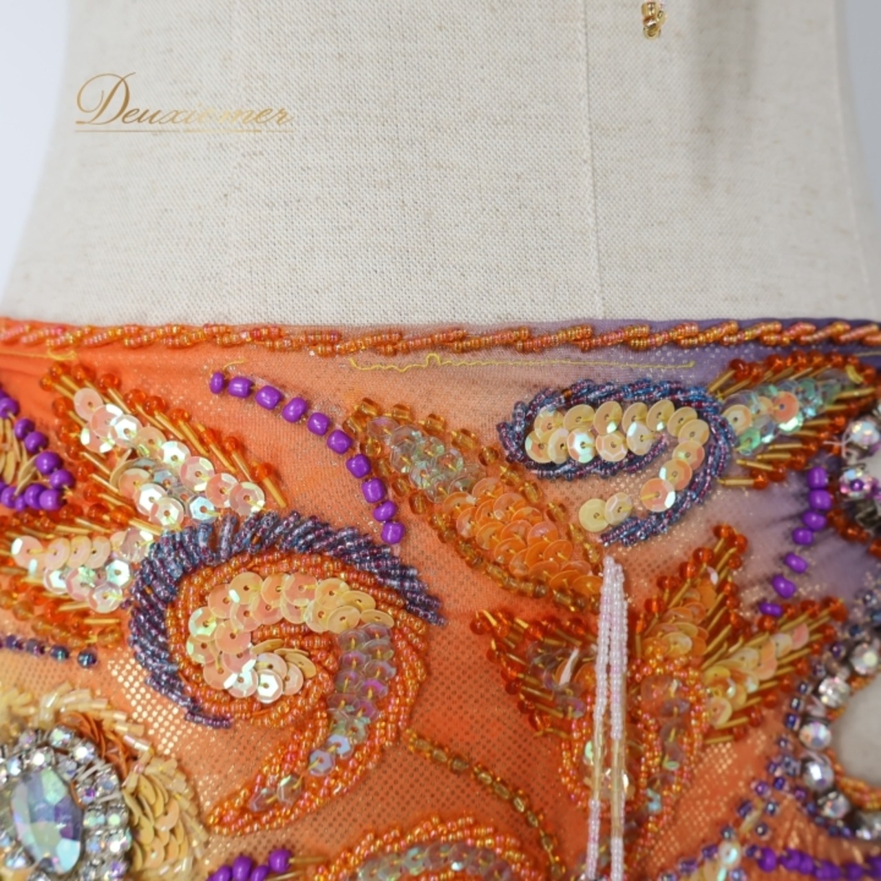 ベリーダンス オリエンタル 衣装 上下セット オレンジ系 トップス スカート 黄 紫 ラインストーン ビーズ 豪華 装飾 フリンジ フリル 光沢 肌見せ セクシー ストーン 華やか ステージ イベント スパンコール イエロー系 パープル系