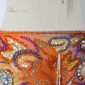 ベリーダンス オリエンタル 衣装 上下セット オレンジ系 トップス スカート 黄 紫 ラインストーン ビーズ 豪華 装飾 フリンジ フリル 光沢 肌見せ セクシー ストーン 華やか ステージ イベント スパンコール イエロー系 パープル系