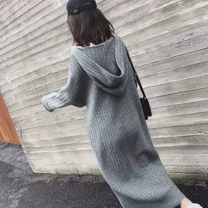 3色 ニット ロングワンピース 長袖 Ｖネック フーディ 送料無料 レディース フード ロングニット ニットワンピース ミモレ丈 大人可愛い かわいい きれいめ 大人女子 エレガント 無地 春 秋 冬 ガーリー 10代 20代 大人 学生 お出かけ 外出 きれいめカジュアル 着回し ファッション デート コーディネート 重ね着 休日 特別な日 お祝い 記念日 メンズウケ カジュアル 普段着 春コーデ 秋コーデ 冬コーデ おしゃれ シンプル スタイル ゆったり 韓国ファッション 長袖 30代 ママコーデ