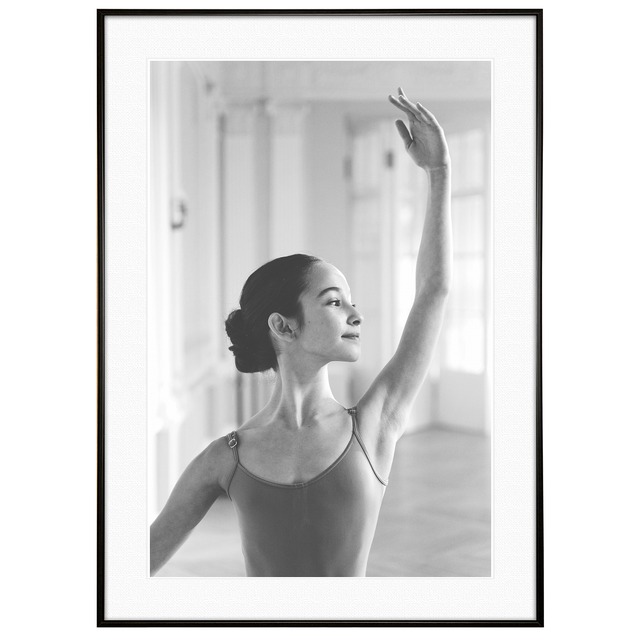 人物写真 ポーズの練習をするバレリーナ インテリアモノクロアートポスター額装 AS2500