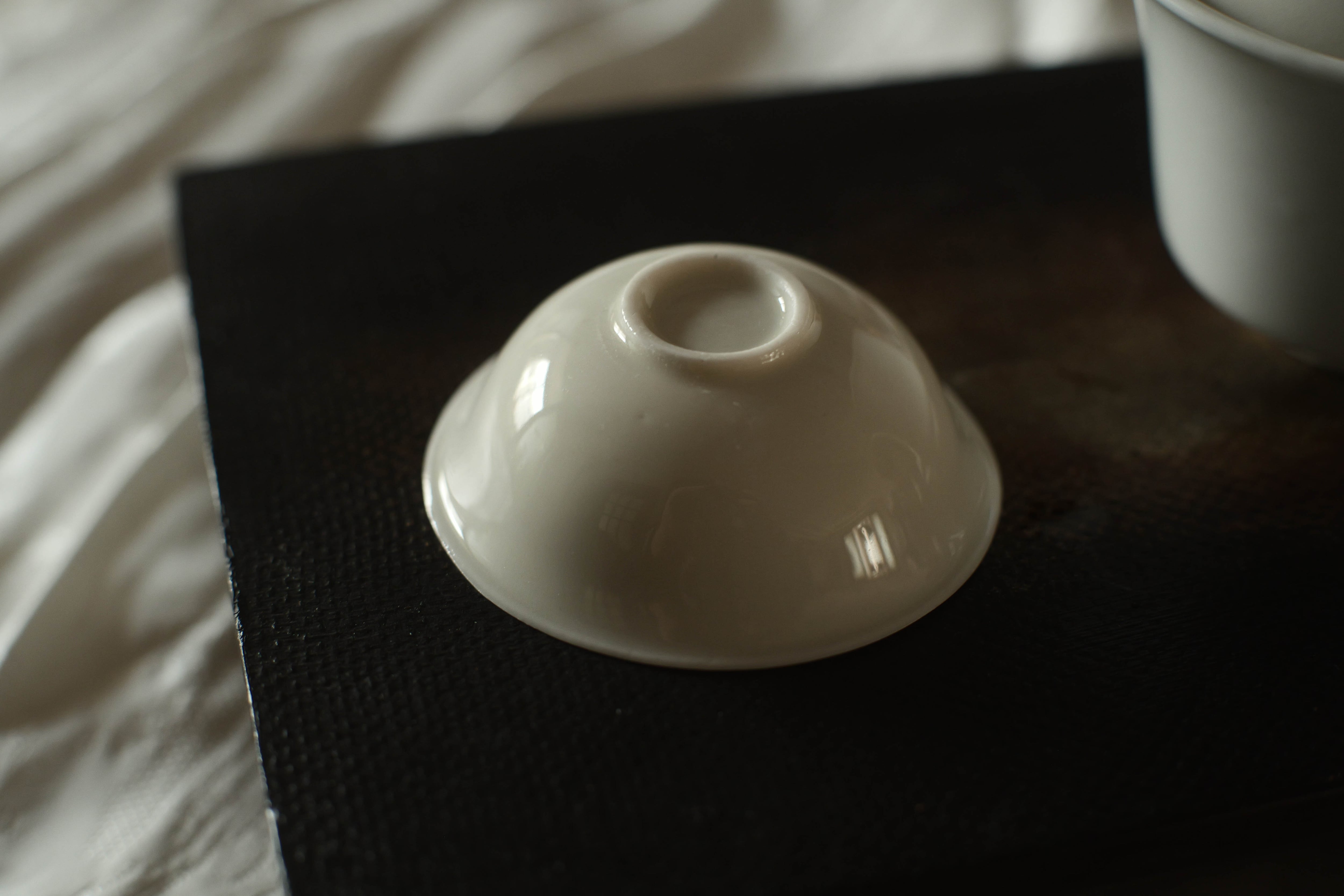 手拓薄胎白磁茶杯・衣＜徳化＞（型作り・手押し/約25cc） | 北白川糕糰店