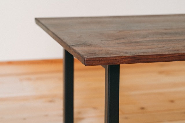 ウォールナット無垢材×スチール脚 ローテーブル｜天然木の高級リビングテーブル