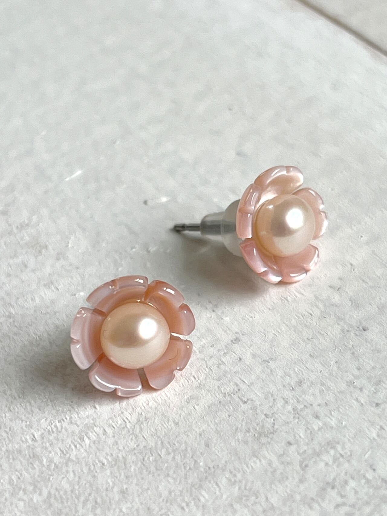 二見結ひ チタンピアス｜淡水真珠4mm フラワーモチーフ 金属アレルギー