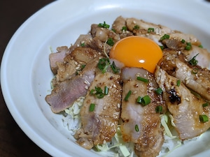 【味噌漬け】味付きモモステーキ｜焼いて丼！