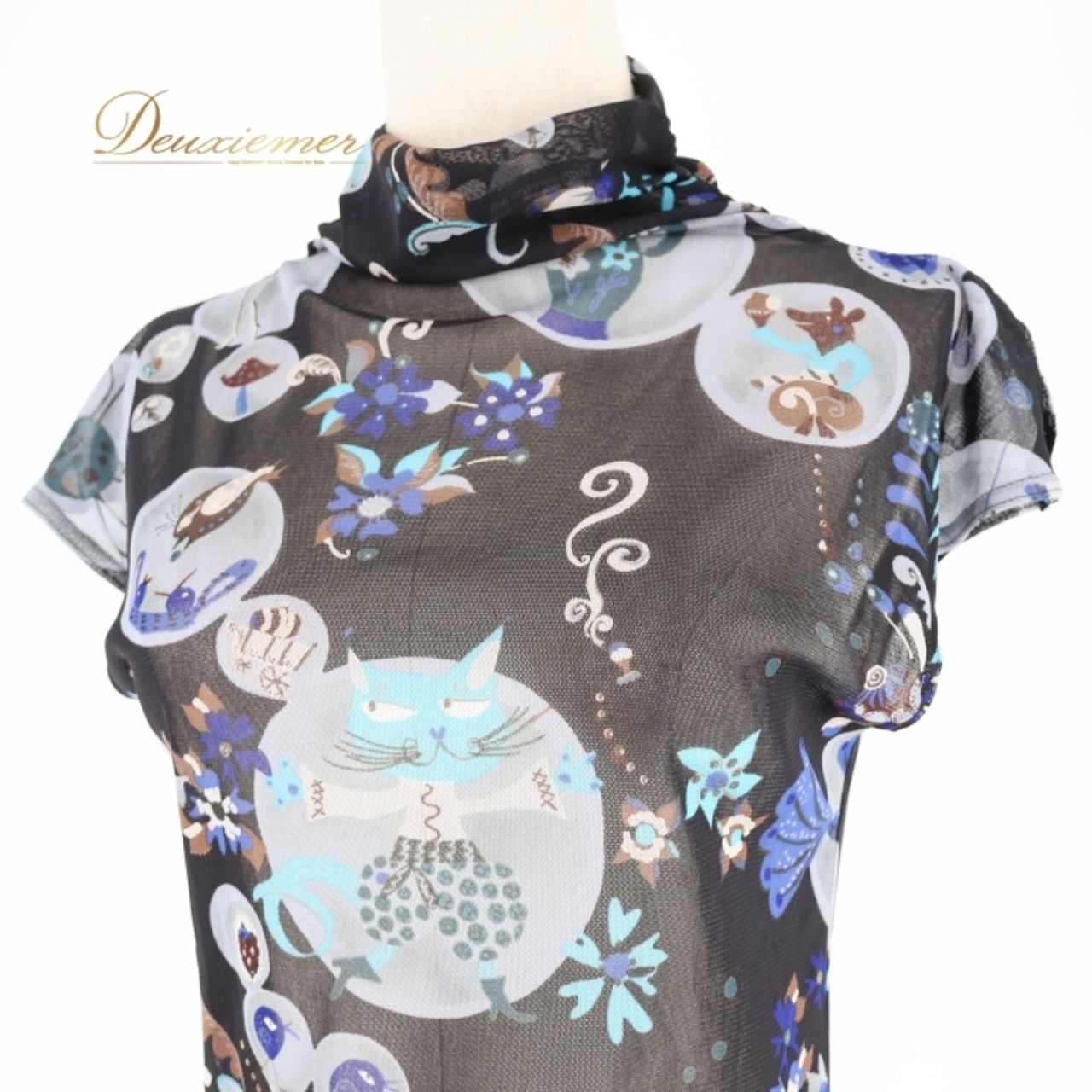 レディース トクコプルミエヴォル TOKUKO 1er VOL トップス ブラウス ブラック系 日本製 猫 柄 ハイネック タートルネック 透け感 メッシュ生地 黒 青 白 カジュアル 可愛い 華やか トクコ グレイ系 ブルー系 ホワイト系
