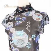 レディース トクコプルミエヴォル TOKUKO 1er VOL トップス ブラウス ブラック系 日本製 猫 柄 ハイネック タートルネック 透け感 メッシュ生地 黒 青 白 カジュアル 可愛い 華やか トクコ グレイ系 ブルー系 ホワイト系