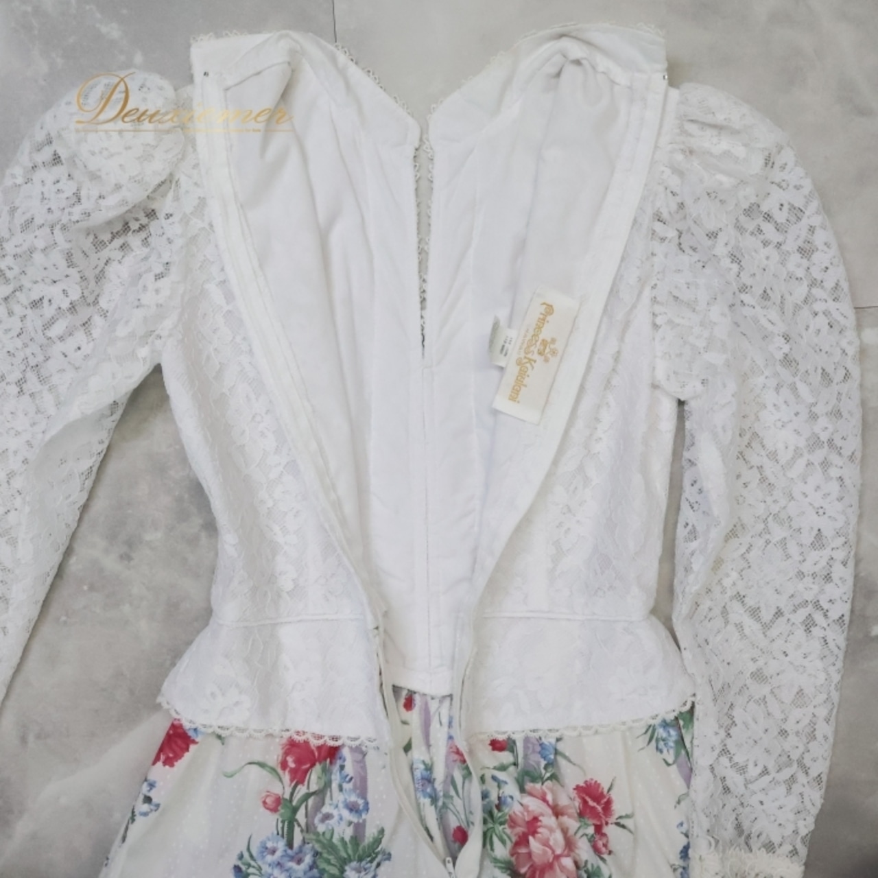 フラダンス 衣装 ワンピース ドレス プリンセスカイウラニ ホワイト系 Princess Kaiulani ハワイ製 レース ハイネック 長袖 シースルー プロテア柄 かわいい おしゃれ 豪華 上品 華やか 鮮やか 明るい ハワイアン アロハ レッスン 練習