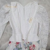 フラダンス 衣装 ワンピース ドレス プリンセスカイウラニ ホワイト系 Princess Kaiulani ハワイ製 レース ハイネック 長袖 シースルー プロテア柄 かわいい おしゃれ 豪華 上品 華やか 鮮やか 明るい ハワイアン アロハ レッスン 練習