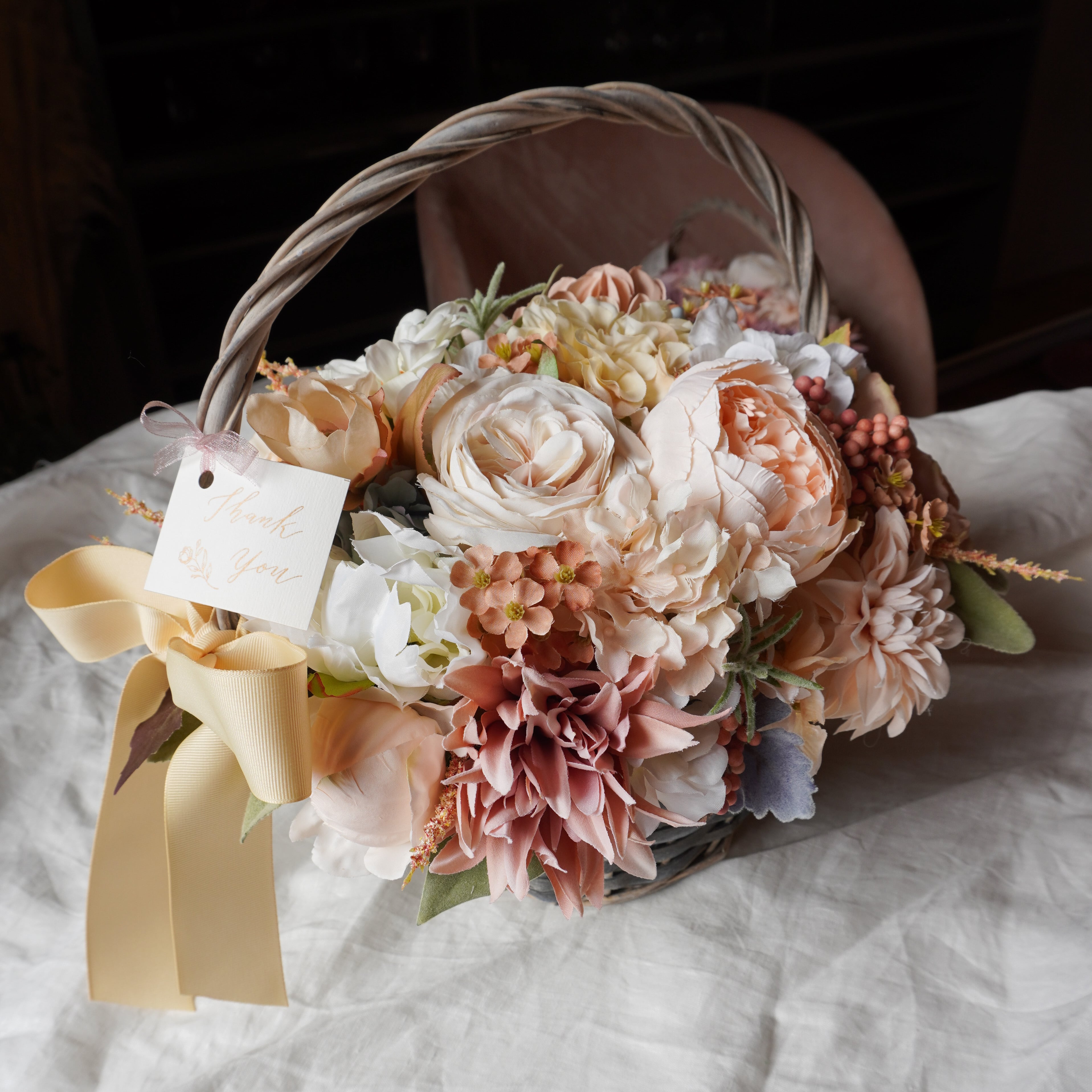 アーティフィシャルフラワーのバスケットアレンジメント（オーダー