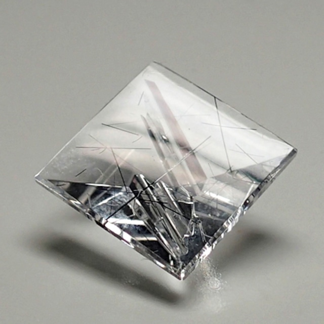 T20-777 トルマリネイテッド・クォーツ　5.37ct