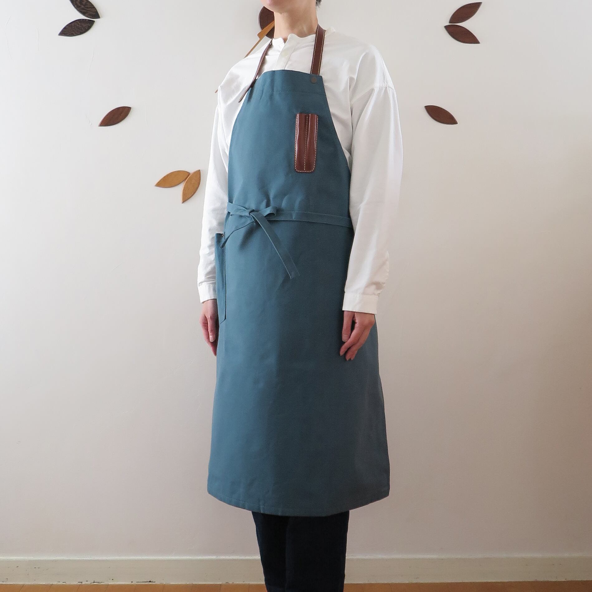 Paraffin canvas apron BLUE | antitese（アンティテーゼ）Handcrafted