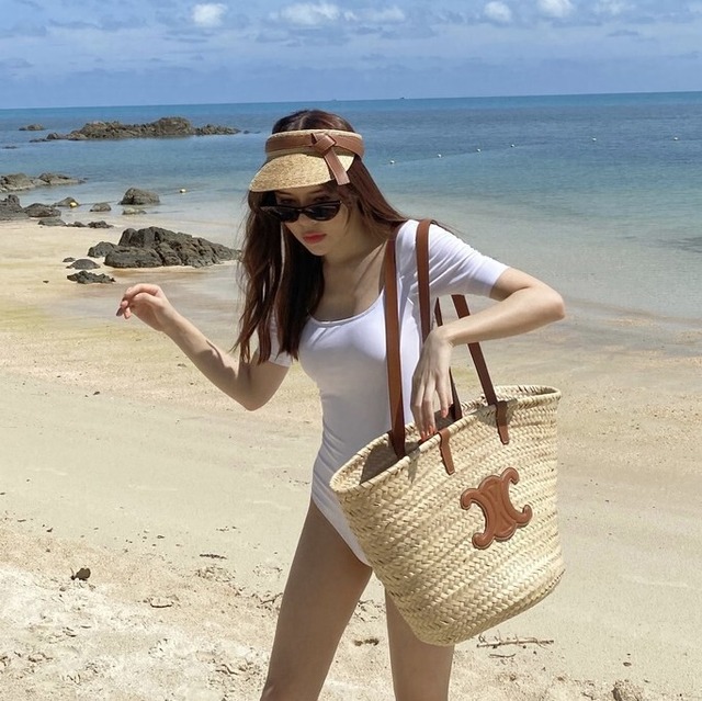 水着 レディース 送料無料 モノキニ ブラック ヌーディ— レトロ 半袖 ラウンドネック バックオープン バックコンシャス ヴィンテージ風 バックオープン デコルテ ウエストマーク ミニマル スタイル 着痩せ 体形カバー インスタ トレンド きれいめ かわいい セクシー エレガント フェミニン  ストレッチ  伸縮性 リゾートキュート ガーリー 大人かわいい ワンピース スイムウェア 海 ビーチ プール 旅行 海水浴